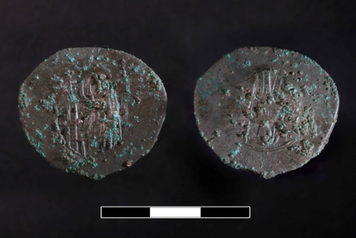 Egy XII. századi bizánci rézpénz  (fotó:haon.hu)