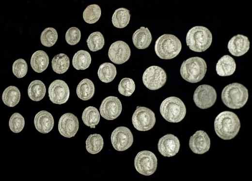 Negyven római kori ezüstpénz (fotó: dariknews.bg)